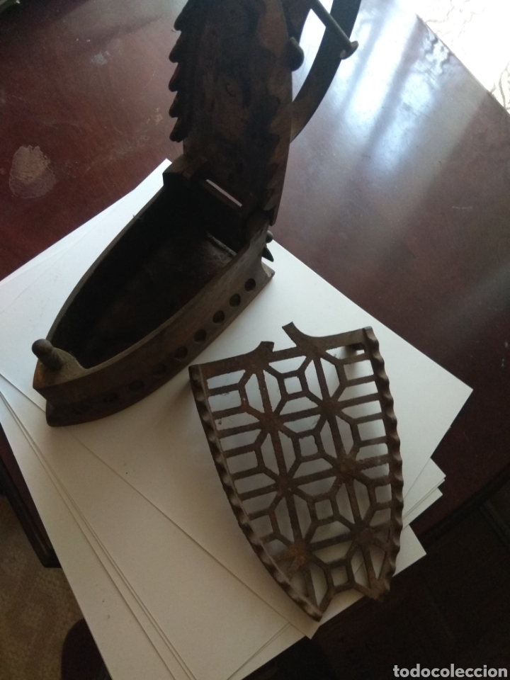 Antig&uuml;edades: Plancha Antigua de carbon con soporte - Foto 2