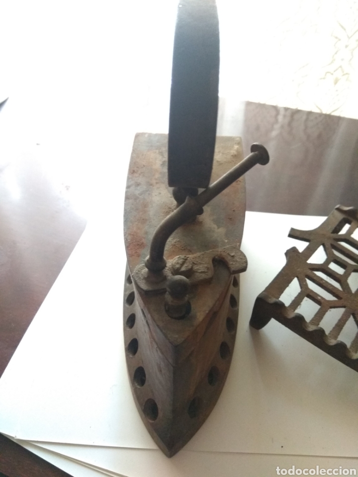 Antig&uuml;edades: Plancha Antigua de carbon con soporte - Foto 3
