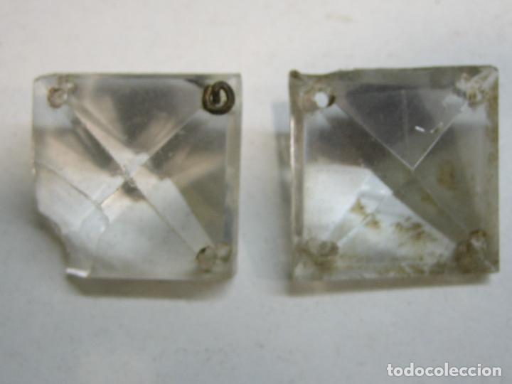 Antig&uuml;edades: Antiguos prismas de cadena en cristal tallado de lampara de cristal antigua.