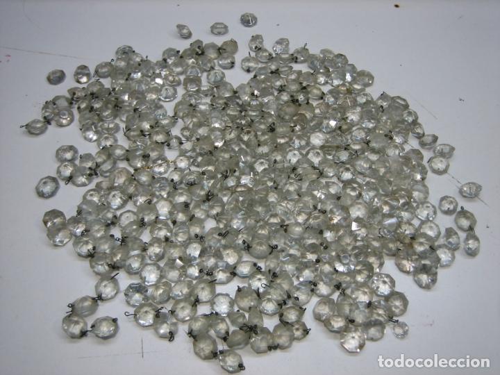 Oggetti Antichi: Antiguos prismas de cadena en cristal tallado de lampara de cristal antigua. 3&euro; cada uno