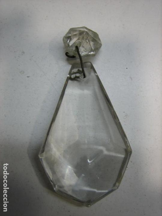 Antig&uuml;edades: Antiguas l&aacute;grimas en cristal tallado de lampara de cristal antigua.