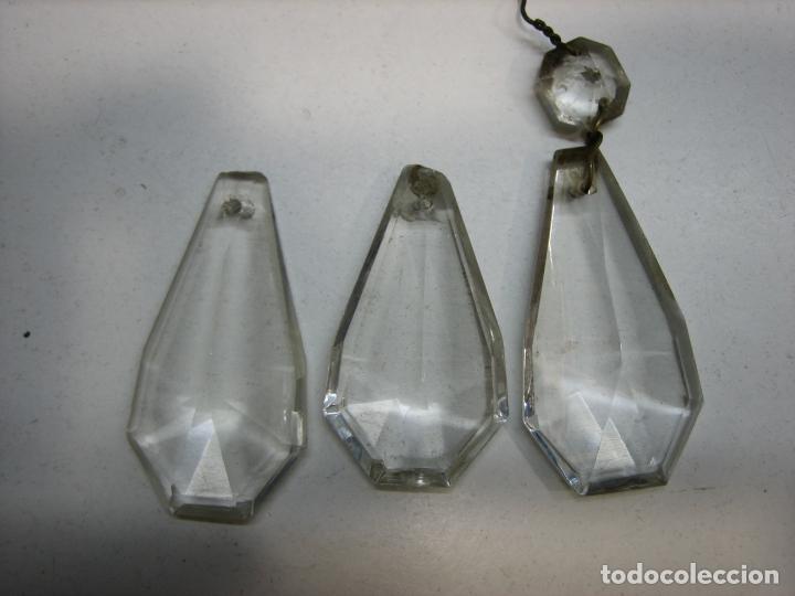 Antig&uuml;edades: Antiguas l&aacute;grimas en cristal tallado de lampara de cristal antigua.