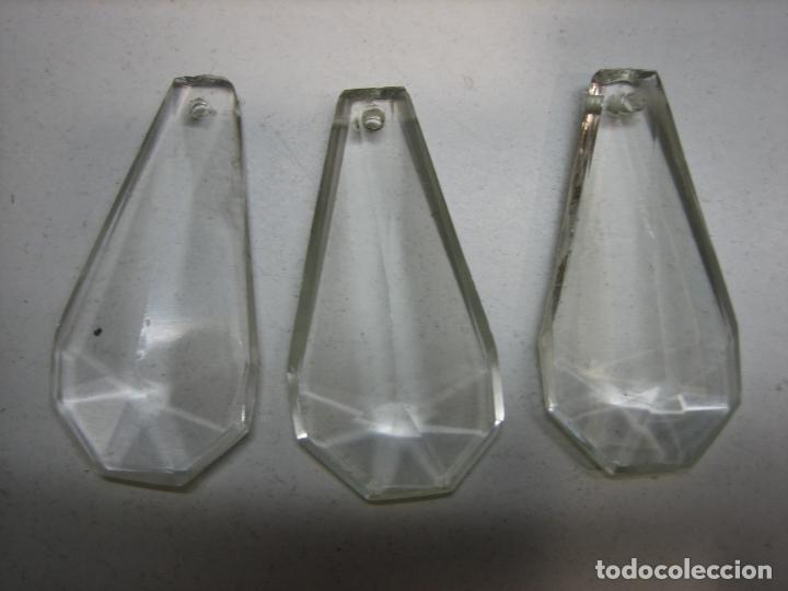 Antig&uuml;edades: Antiguas l&aacute;grimas en cristal tallado de lampara de cristal antigua.