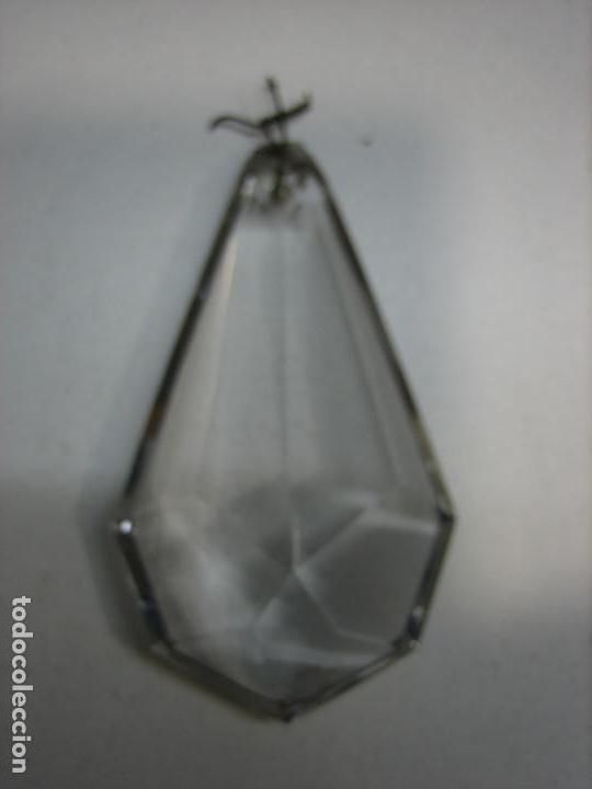 Antig&uuml;edades: Antiguas l&aacute;grimas en cristal tallado de lampara de cristal antigua.