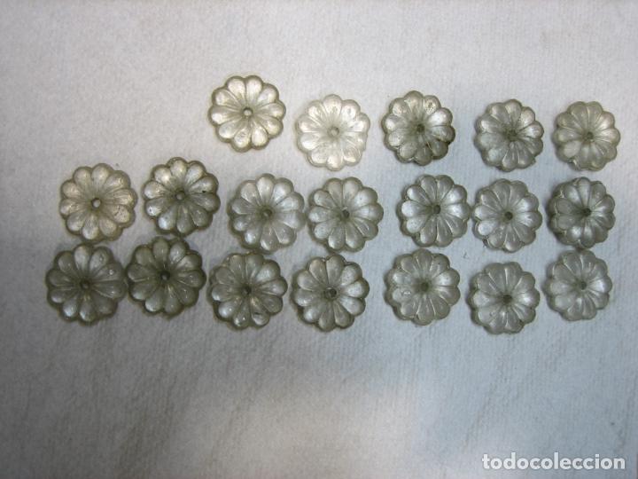 Antig&uuml;edades: Antiguas margaritas en cristal tallado de lampara de cristal antigua.