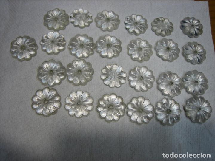 Antig&uuml;edades: Antiguas margaritas en cristal tallado de lampara de cristal antigua.