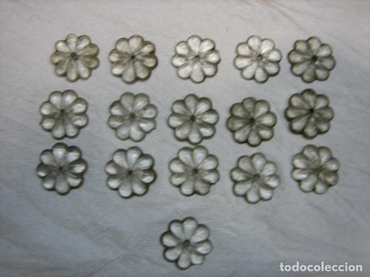 Antig&uuml;edades: Antiguas margaritas en cristal tallado de lampara de cristal antigua.