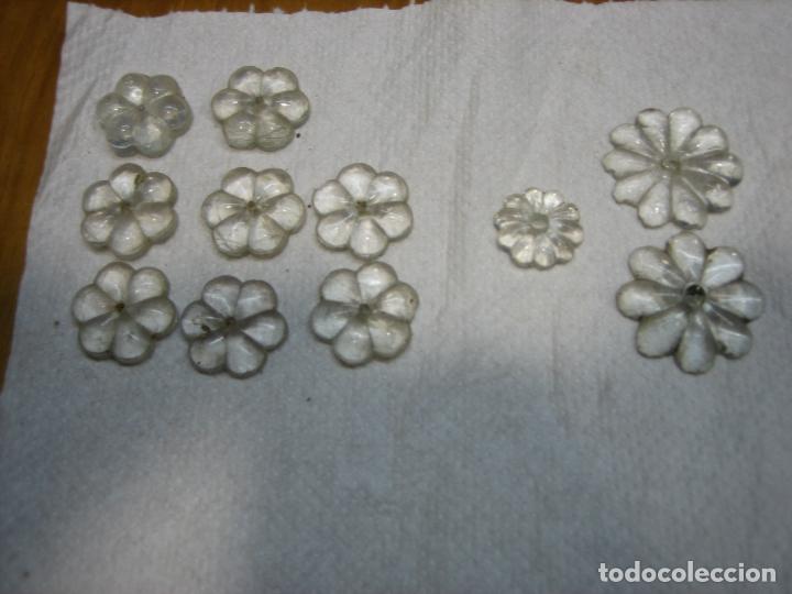 Antig&uuml;edades: Antiguas margaritas en cristal tallado de lampara de cristal antigua.