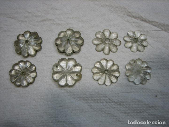 Antig&uuml;edades: Antiguas margaritas en cristal tallado de lampara de cristal antigua.