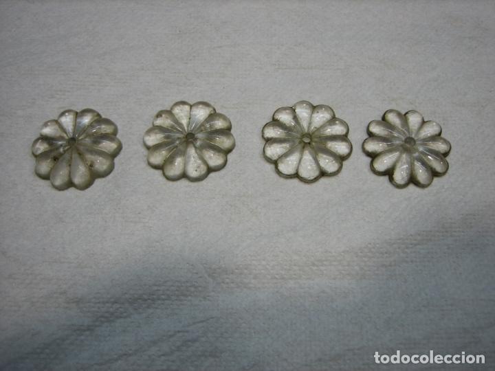 Antig&uuml;edades: Antiguas margaritas en cristal tallado de lampara de cristal antigua.