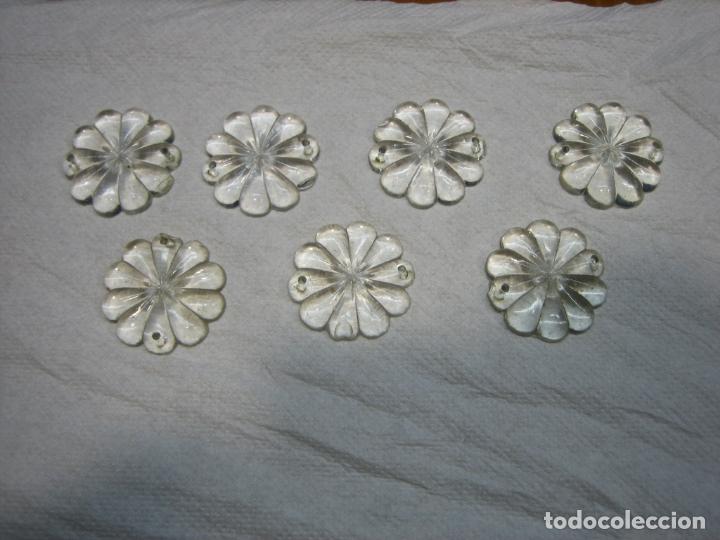 Antig&uuml;edades: Antiguas margaritas en cristal tallado de lampara de cristal antigua.