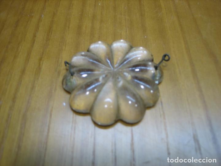 Antig&uuml;edades: Antiguas margaritas en cristal tallado de lampara de cristal antigua.