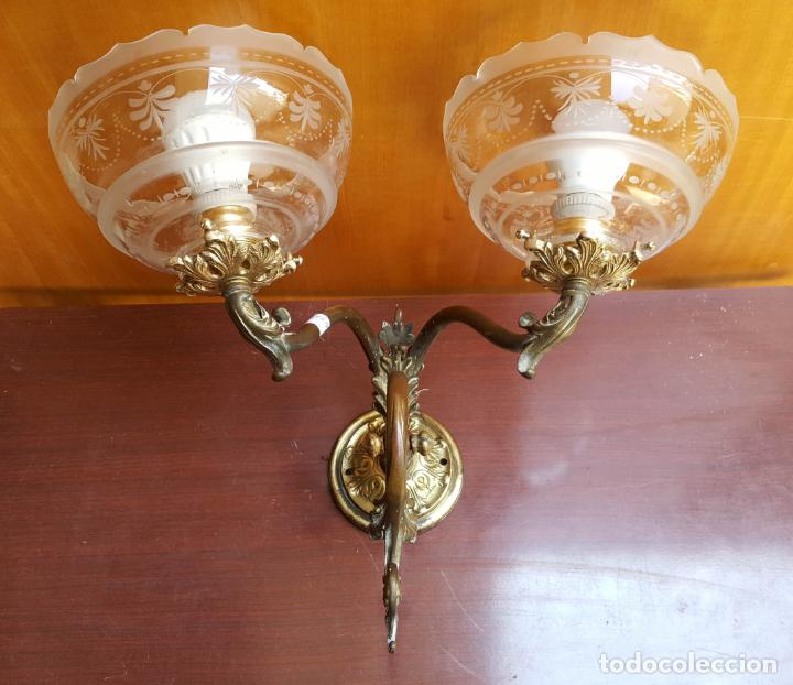 Antig&uuml;edades: APLIQUE DE DOS LUCES, MODERNISTA DE BRONCE - Foto 2