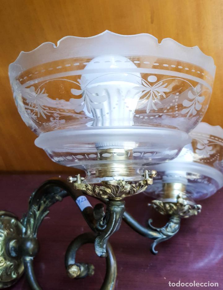 Antig&uuml;edades: APLIQUE DE DOS LUCES, MODERNISTA DE BRONCE - Foto 3