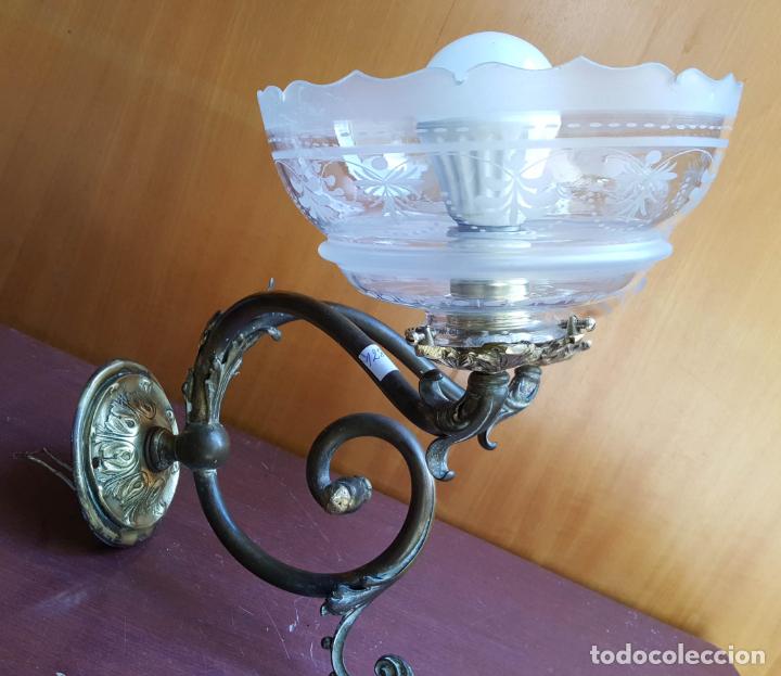 Antig&uuml;edades: APLIQUE DE DOS LUCES, MODERNISTA DE BRONCE - Foto 1