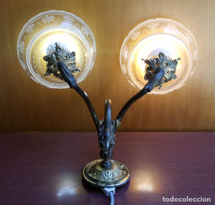 Antig&uuml;edades: APLIQUE DE DOS LUCES, MODERNISTA DE BRONCE - Foto 4