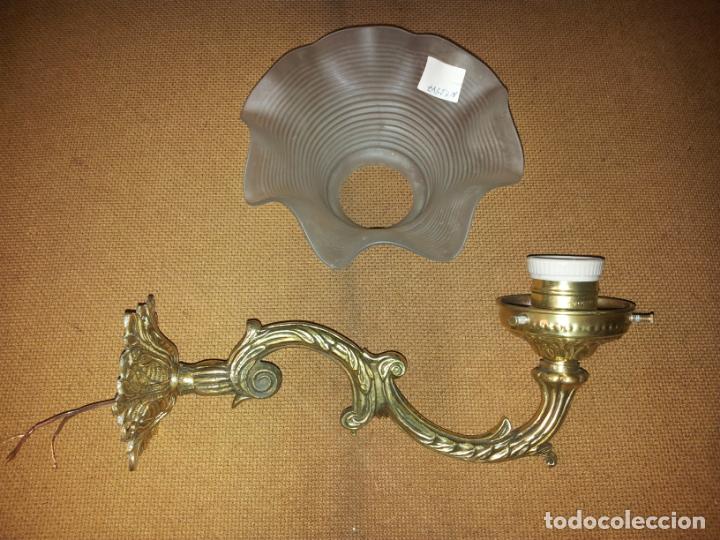 Antig&uuml;edades: APLIQUE BRONCE CON TULIPA DE UNA LUZ - Foto 2