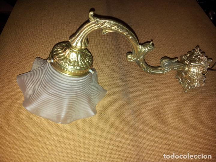 Antig&uuml;edades: APLIQUE BRONCE CON TULIPA DE UNA LUZ - Foto 3