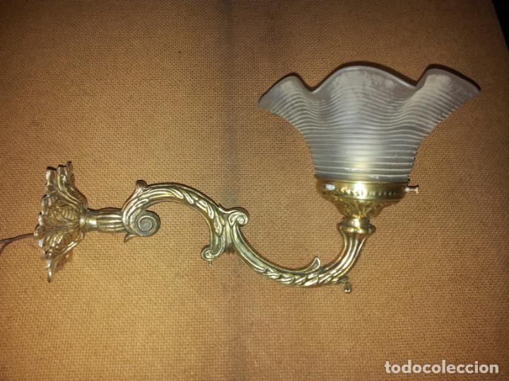 Antig&uuml;edades: APLIQUE BRONCE CON TULIPA DE UNA LUZ - Foto 4