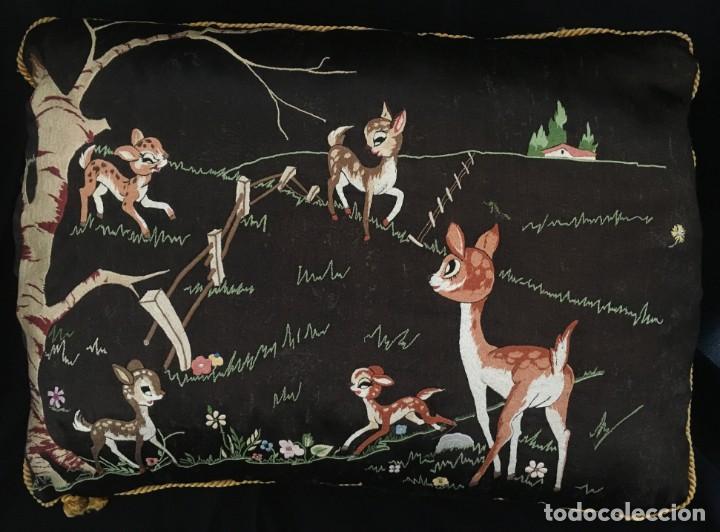 Antiques: EXCELENTE COJIN DE SEDA O RASO, BORDADO A MANO. ILUSTRADO CON CERVATILLOS