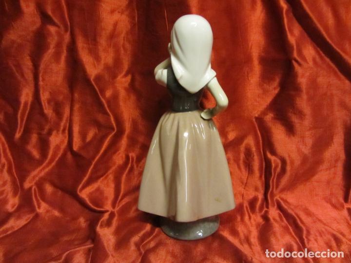 Antig&uuml;edades: LLADRO, JOVEN CAMPESINA - Foto 3