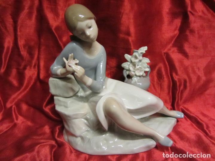 Antig&uuml;edades: LLADRO, JOVEN DESHOJANDO FLOR - Foto 1