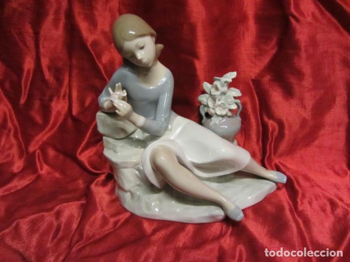 Antig&uuml;edades: LLADRO, JOVEN DESHOJANDO FLOR - Foto 2