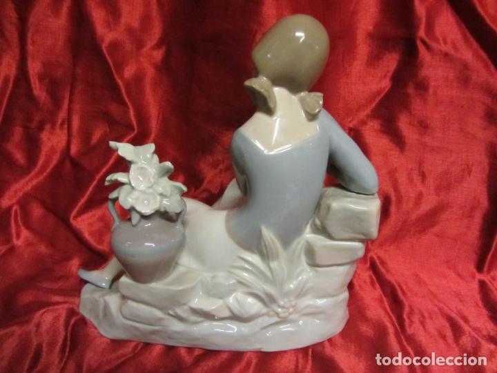 Antig&uuml;edades: LLADRO, JOVEN DESHOJANDO FLOR - Foto 3
