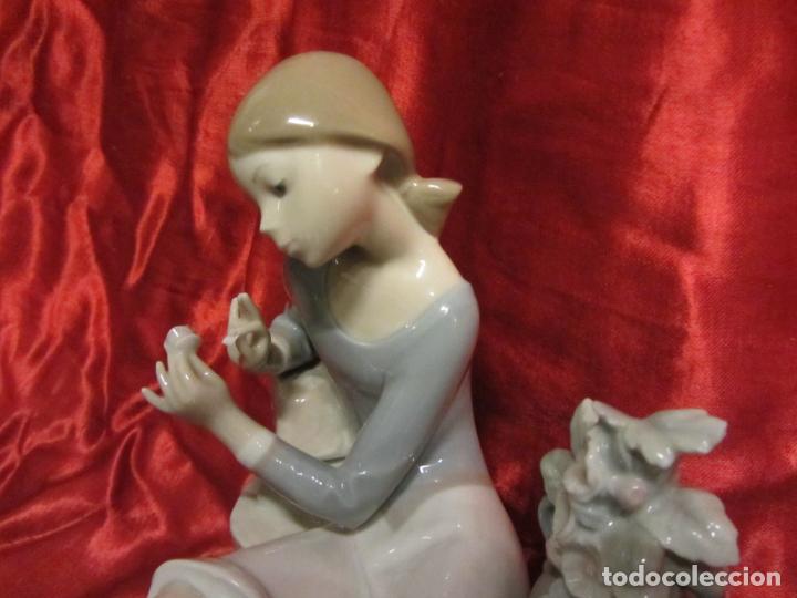 Antig&uuml;edades: LLADRO, JOVEN DESHOJANDO FLOR - Foto 4