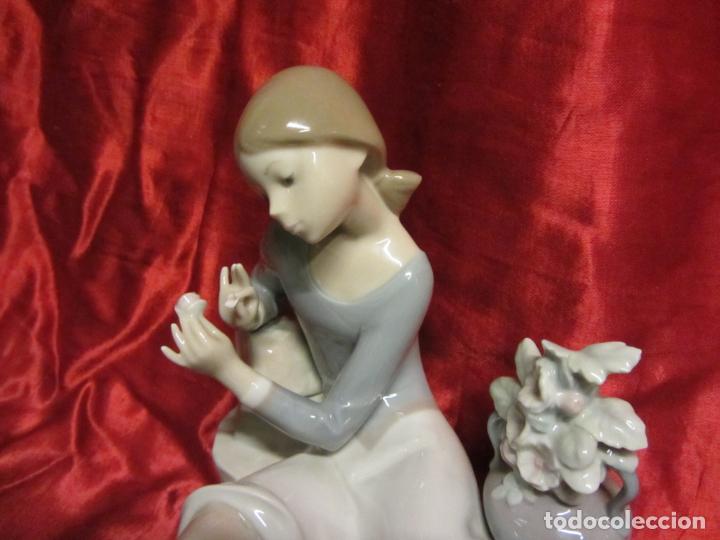 Antig&uuml;edades: LLADRO, JOVEN DESHOJANDO FLOR - Foto 5