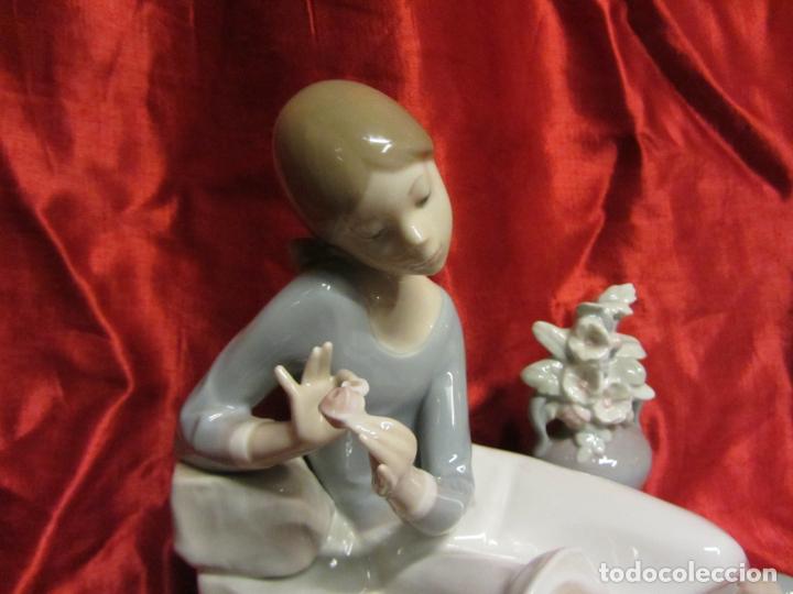 Antig&uuml;edades: LLADRO, JOVEN DESHOJANDO FLOR - Foto 6