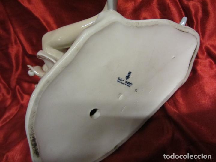 Antig&uuml;edades: LLADRO, JOVEN DESHOJANDO FLOR - Foto 8