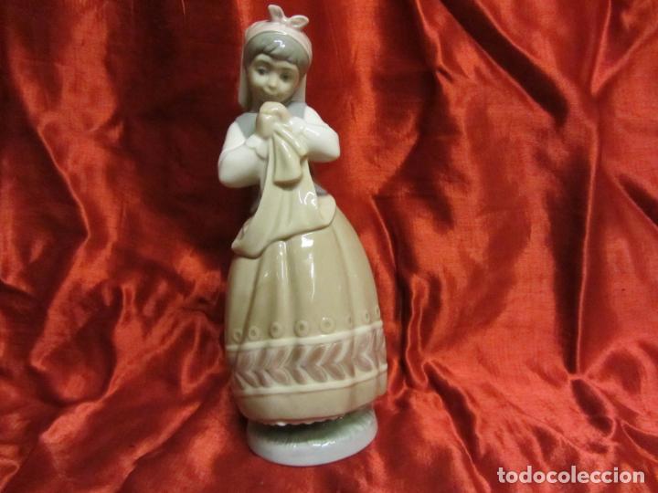 Antig&uuml;edades: LLADRO, NI&Ntilde;A CAMPESINA - Foto 1