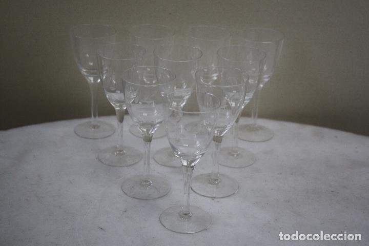 Oggetti Antichi: JUEGO DE DIEZ COPAS DE CRISTAL TALLADO PARA APERITIVOS Y LICORES.