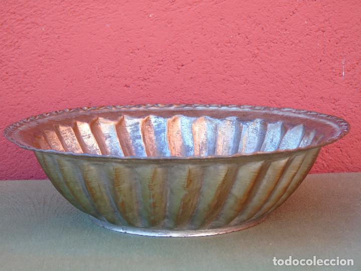 Antig&uuml;edades: FUENTE DE COBRE ANTIGUO. 28CM - Foto 1