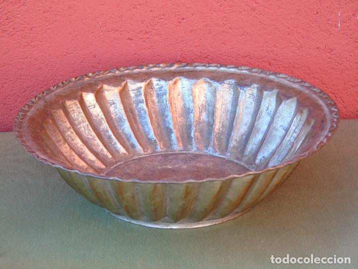 Antig&uuml;edades: FUENTE DE COBRE ANTIGUO. 28CM - Foto 3