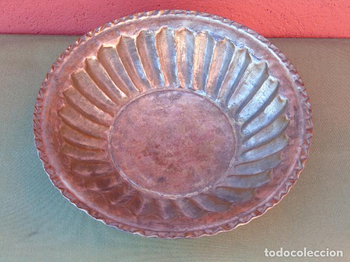 Antig&uuml;edades: FUENTE DE COBRE ANTIGUO. 28CM - Foto 5