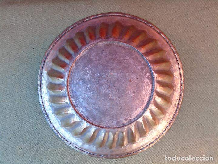 Antig&uuml;edades: FUENTE DE COBRE ANTIGUO. 28CM - Foto 6