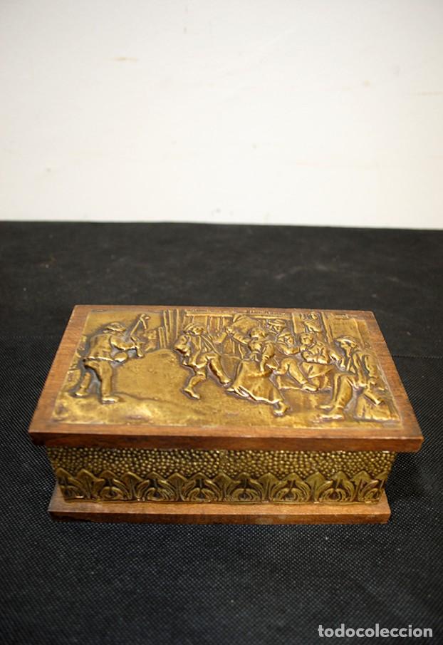 Antiques: CAJA ANTIGUA DE MADERA Y LAT&Oacute;N DORADO REPUJADO