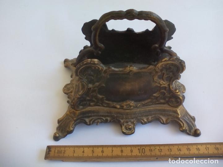 Oggetti Antichi: Servilletero o porta cartas de bronce. Portacartas, posasobres.