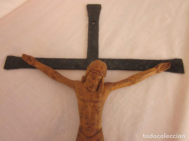 Antig&uuml;edades: Crucifijo con talla de madera - Foto 2