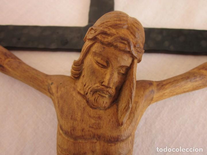 Antig&uuml;edades: Crucifijo con talla de madera - Foto 3