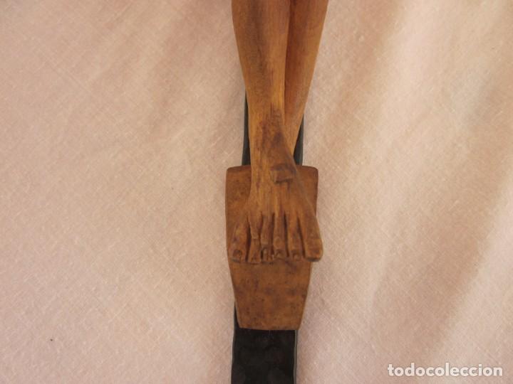 Antig&uuml;edades: Crucifijo con talla de madera - Foto 5