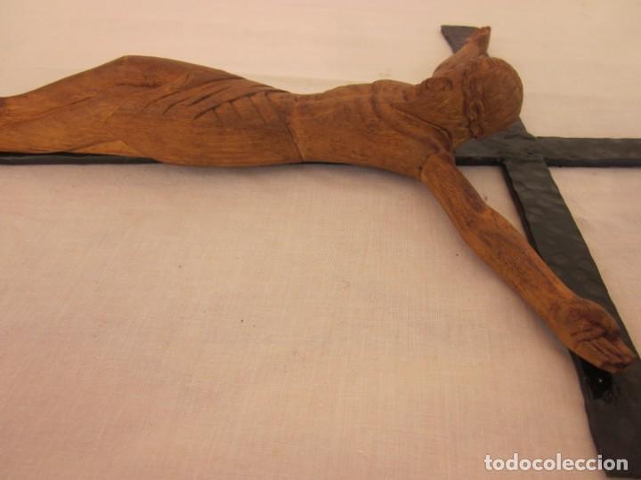 Antig&uuml;edades: Crucifijo con talla de madera - Foto 9