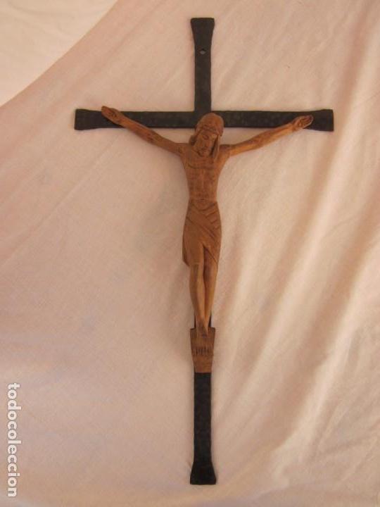 Antig&uuml;edades: Crucifijo con talla de madera - Foto 1