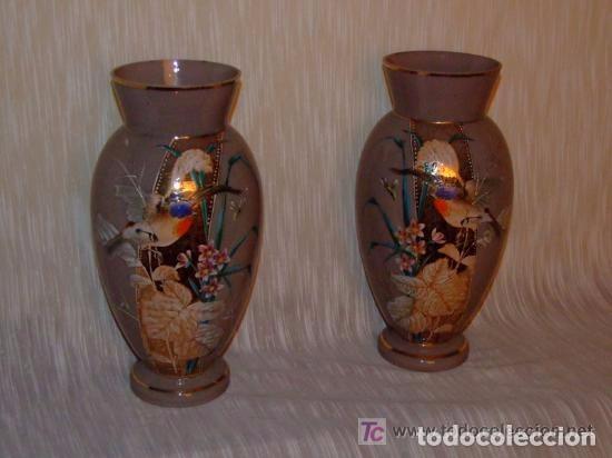 Antig&uuml;edades: 2 JARRONES OPALINA COLOR GRIS CON DIBUJOS ESMALTADOS - Foto 1