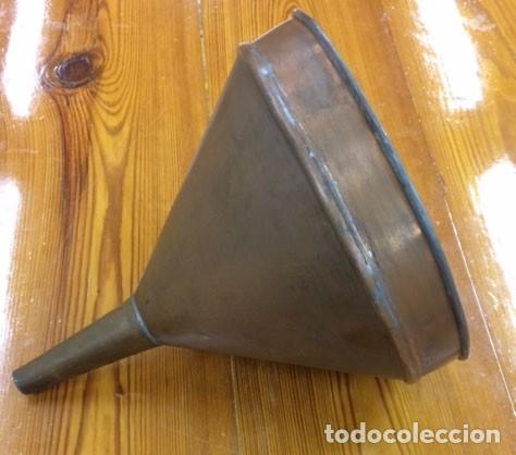 Antig&uuml;edades: Embudo de lat&oacute;n con filtro - Foto 2