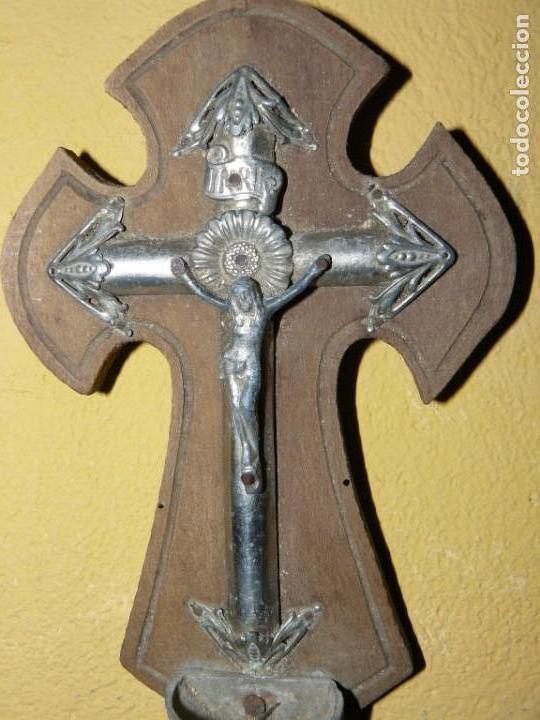 Antig&uuml;edades: CRUCIFIJO CON BENDITERA - Foto 1