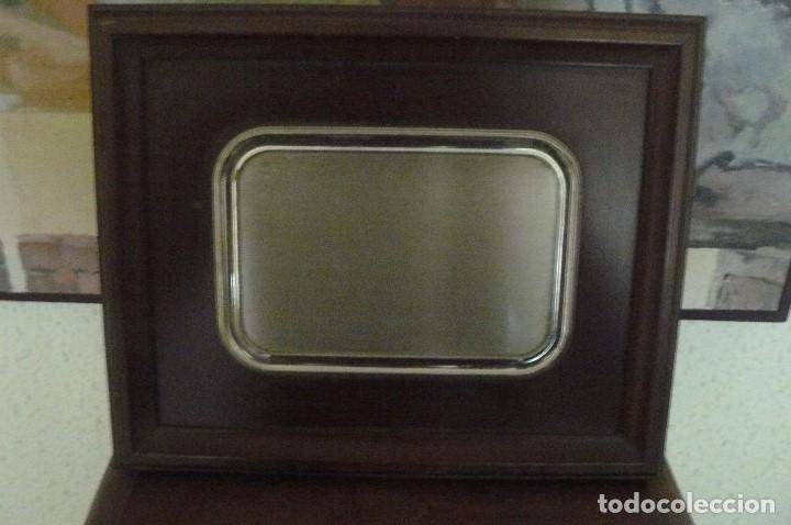Antig&uuml;edades: Placa sin grabar enmarcada en madera, con pie de apoyo - Foto 1