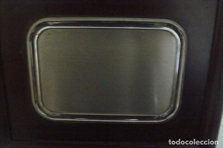 Antig&uuml;edades: Placa sin grabar enmarcada en madera, con pie de apoyo - Foto 3